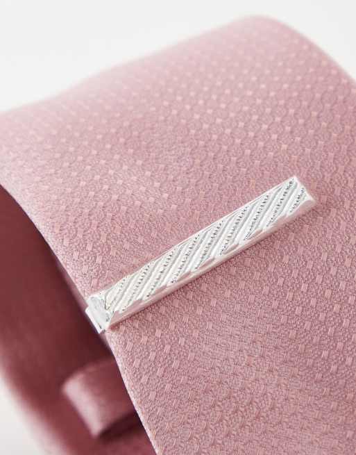 ASOS DESIGN Wedding - Set van 2 dasspelden in zilver en zilver met reliëf, 2 van 4