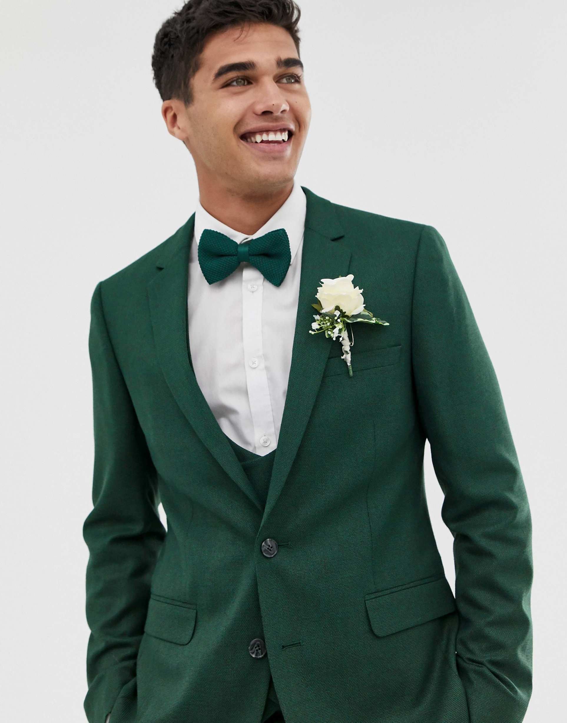 Темно зеленый смокинг. Темно-зеленый костюм мужской. Мужчина в зеленом пиджаке. Мужской свадебный костюм зеленый. Мужской костюм изумрудного цвета.