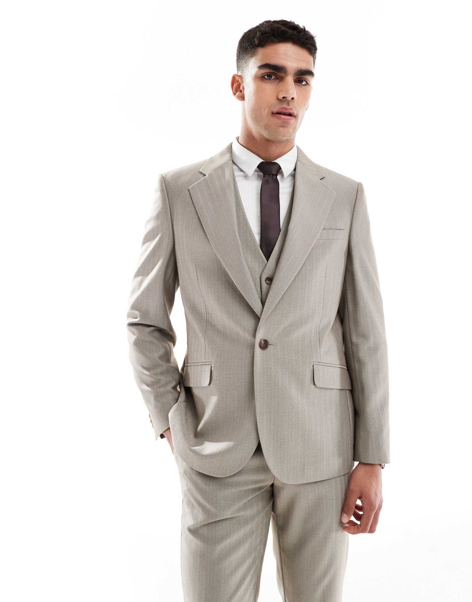 Приталенный пиджак для свадебного костюма из шерстяной смеси ASOS DESIGN коричневого цвета в елочку