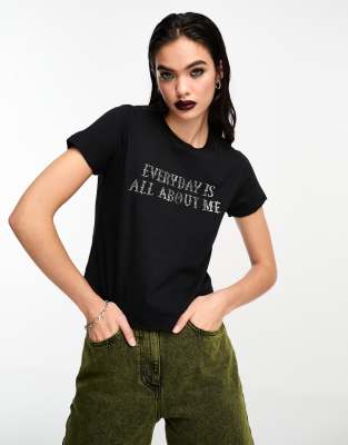 ASOS DESIGN - Wednesday Addams - Knapp geschnittenes T-Shirt in Schwarz mit lizenziertem Grafikprint mit Nieten und Slog...