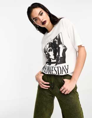 ASOS DESIGN - Wednesday Addams - Oversize-T-Shirt in Weiß mit lizenziertem, erhabenem Print