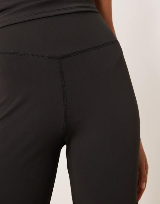 ASOS DESIGN – Weekend Collective – Figurbetonte Shorts in Schwarz, Kombiteil, 5 von 5