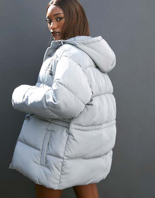 ASOS DESIGN - Weekend Collective - Gewatteerde jas met taille en logo in grijs