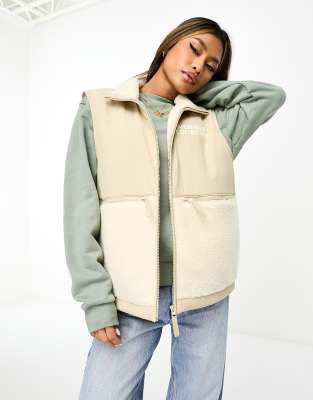ASOS DESIGN Weekend Collective - Gilet in pile borg e nylon color pietra con chiusura con zip
