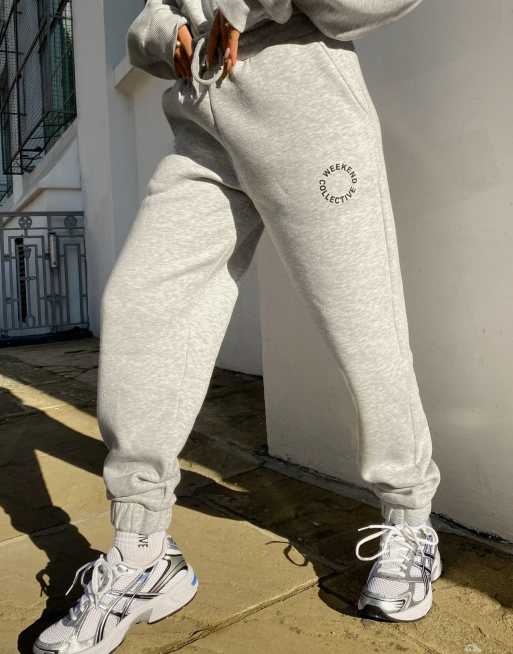 ASOS DESIGN – Weekend Collective – Gråmelerade mjukisbyxor i oversize med logga