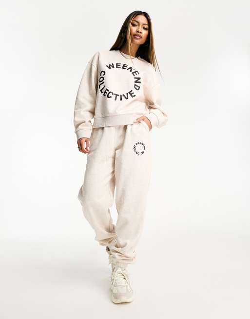 ASOS DESIGN Weekend Collective - Joggers oversize con logo color avena mélange in coordinato