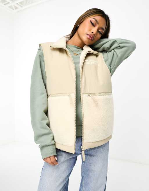 ASOS DESIGN Weekend Collective – Kamiennobeżowy zapinany na zamek bezrękawnik z kożuszka i nylonu