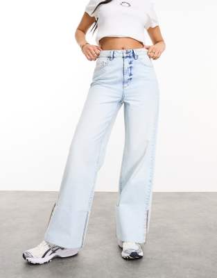 ASOS Design - Weekend Collective - Mom-Jeans in heller Waschung mit Umschlagdetail-Blau