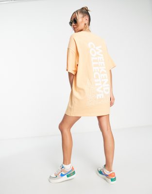 ASOS DESIGN - Weekend Collective - Oversize-T-Shirt-Kleid in Apricot mit Grafikprint am Rücken-Orange