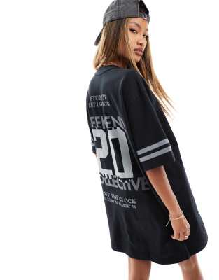 ASOS DESIGN - Weekend Collective - Oversize-T-Shirt-Kleid in Schwarz mit gestapeltem Grafikprint am Rücken