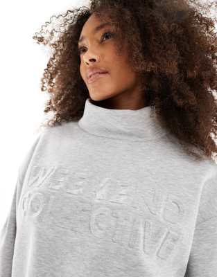 ASOS DESIGN - Weekend Collective - Sweatshirt in meliertem Grau mit Prägung