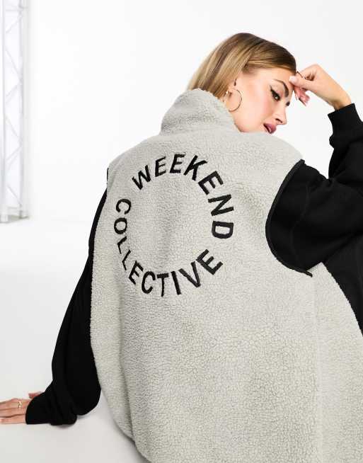 ASOS DESIGN Weekend Collective Veste sans manches zipp e en nylon et imitation peau de mouton avec broderie au dos Gris