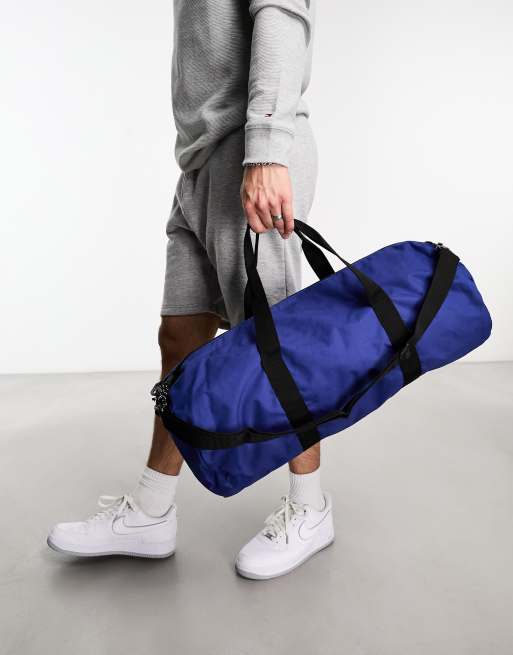 ASOS DESIGN weekend holdall barrel bag in blue nylon with contrast puller |  ASOS