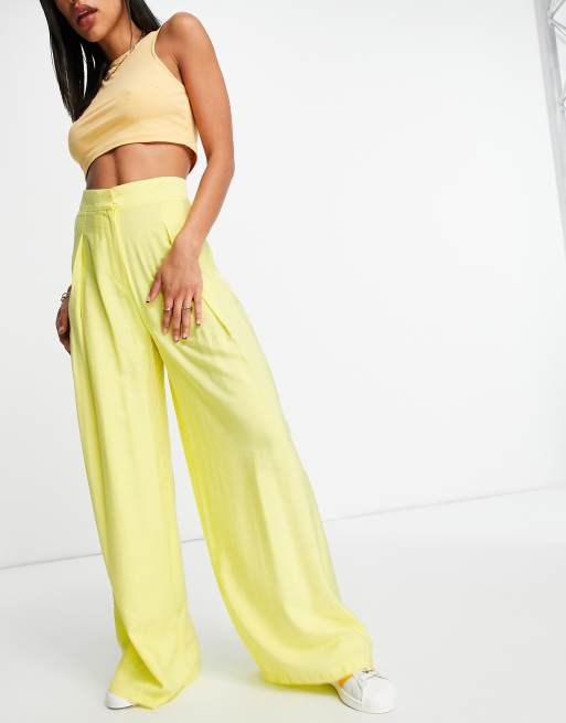 ASOS DESIGN – Weich fallende Hose in Gelb mit weitem Bein