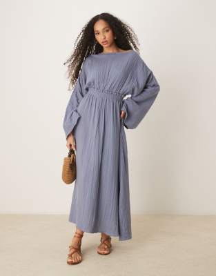 ASOS DESIGN - Weich fallendes Maxikleid aus doppellagigem Stoff in Rauchblau mit gerafftem Bund und weiten Ärmeln