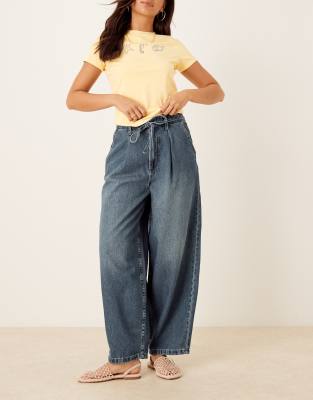 ASOS DESIGN - Weiche Barrel-Jeans in dunkler Waschung mit Gürtel-Blau