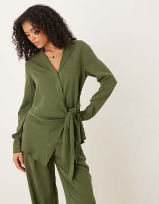 ASOS DESIGN - Weiche Hemdbluse in Beige mit drapierter Vorderseite und Bindedetail, Kombiteil-Grün