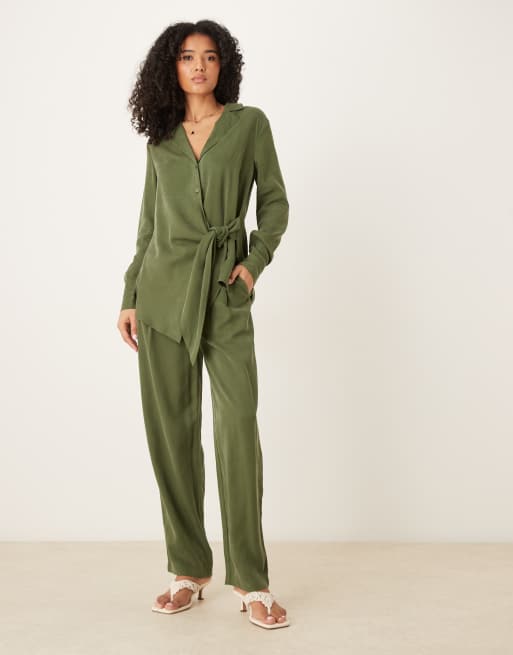 ASOS DESIGN – Weiche Hemdbluse in Beige mit drapierter Vorderseite und Bindedetail, Kombiteil, 2 von 4