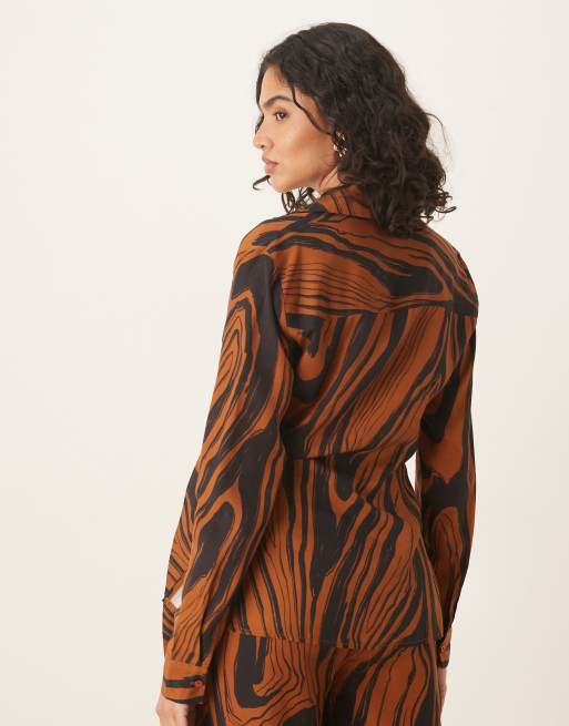 ASOS DESIGN – Weiche Hemdbluse mit drapierter Vorderseite, Bindedetail und abstraktem Muster, Kombiteil, 4 von 4