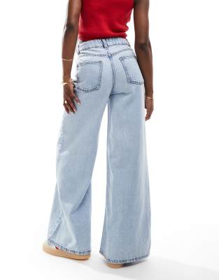 ASOS DESIGN - Weiche Jeans in Hellblau mit weitem Schnitt