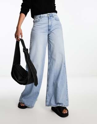 ASOS DESIGN - Weiche Jeans in Mittelblau mit weitem Schnitt