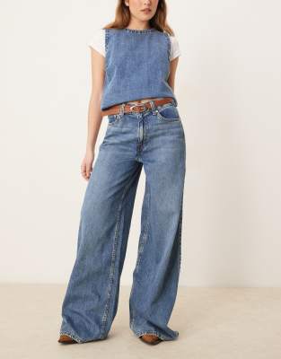 ASOS DESIGN - Weiche Jeans in mittelblauer Waschung mit weitem Bein