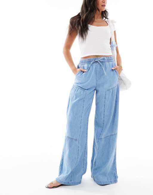 ASOS DESIGN – Weiche Jeans zum Hineinschlüpfen in Mittelblau mit Nahtdetails und weitem Bein
