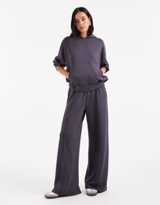 ASOS DESIGN - Weiche Jogginghose aus Cupro in Anthrazitgrau mit weitem Bein