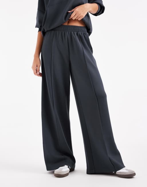 ASOS DESIGN – Weiche Jogginghose aus Cupro in Anthrazitgrau mit weitem Bein, 4 von 5