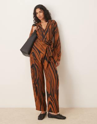ASOS DESIGN - Weiche, schmal zulaufende Hose mit abstraktem Muster, Kombiteil-Bunt