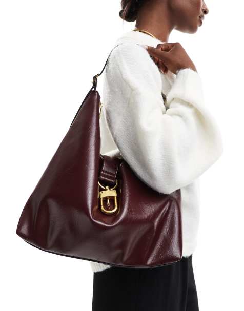 ASOS DESIGN – Weiche Tragetasche in Burgunderrot mit auffälligem Schnallendetail - view 1