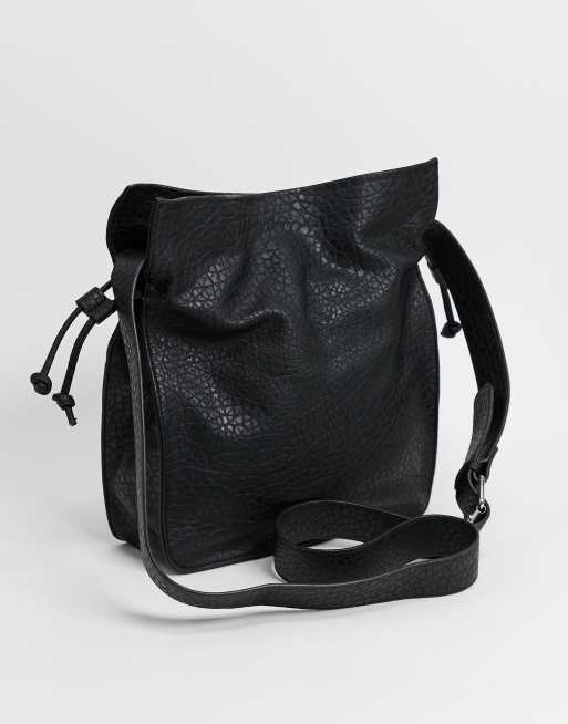 ASOS DESIGN – Weiche Tragetasche mit Kordelzug aus körnigem, schwarzem PU, 2 von 4