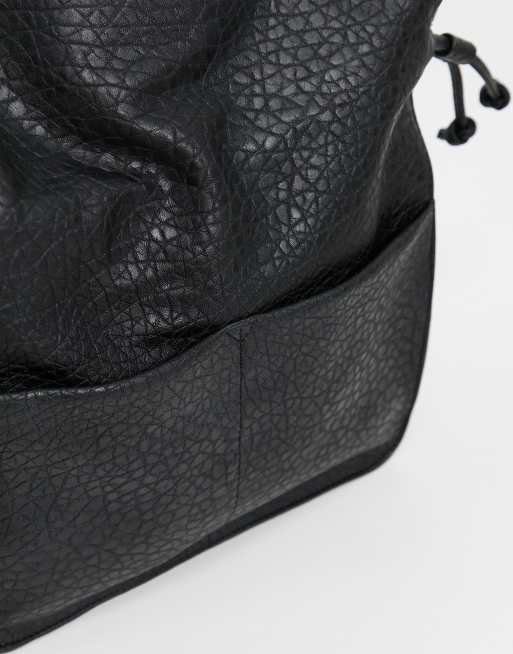 ASOS DESIGN – Weiche Tragetasche mit Kordelzug aus körnigem, schwarzem PU, 3 von 4