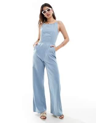 ASOS DESIGN - Weicher Denim-Jumpsuit in Mittelblau mit Bindeband hinten-Schwarz