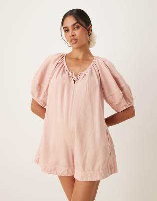 ASOS DESIGN - Weicher Denim-Playsuit in Rosa mit Ballonärmeln
