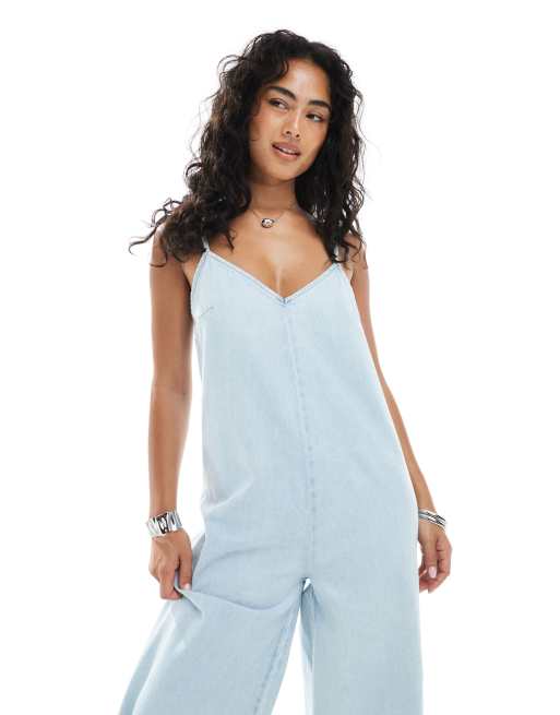 ASOS DESIGN – Weicher Jeans-Jumpsuit in heller Waschung mit U-Ausschnitt und weitem Bein, 4 von 4