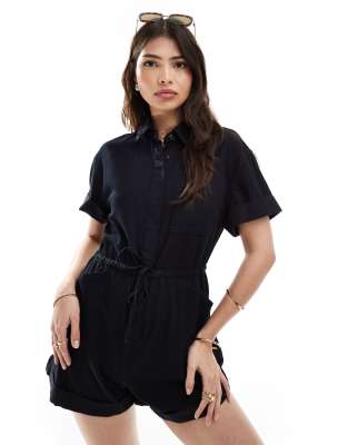 ASOS DESIGN - Weicher Jeans-Playsuit in Schwarz mit Bindegürtel