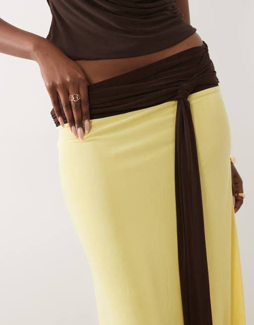 ASOS DESIGN – Weicher Maxirock in Gelb mit kontrastierender Taillenschärpe in Braun, Kombiteil, 4 von 5