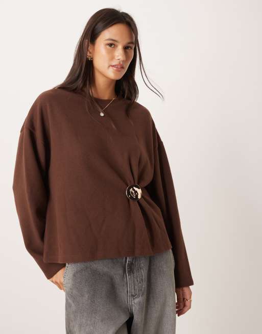 ASOS DESIGN – Weicher Pullover in dunklem Schokobraun mit taillierender Metallverzierung