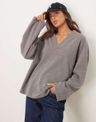 ASOS DESIGN - Weicher Pullover in meliertem Anthrazit mit V-Ausschnitt-Grau