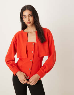 ASOS DESIGN - Weiches 2-in-1-Twin-Set mit trägerlosem Oberteil und Strickjacke in Rot