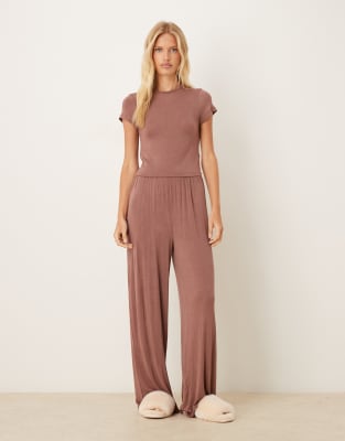 ASOS DESIGN - Weiches, angerautes Lounge-T-Shirt in Braun mit knappem Schnitt-Brown