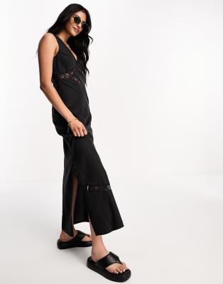 ASOS DESIGN - Weiches, ärmelloses Maxi-Jeanskleid in verwaschenem Schwarz mit Spitzeneinsatz