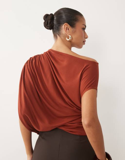 ASOS DESIGN – Weiches, asymmetrisches Oberteil in Rostrot mit Cape-Ärmeln und Raffung, 4 von 4