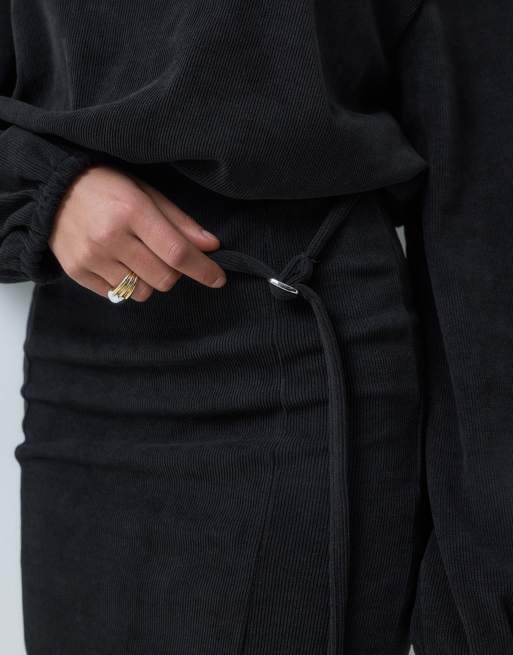 ASOS DESIGN weiches Cord-Minikleid mit U-Boot-Ausschnitt und Gürtel in Schwarz, 5 von 5