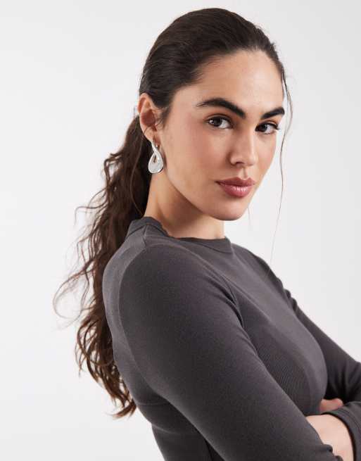 ASOS DESIGN – Weiches, figurbetontes, langärmliges Longline-T-Shirt in Anthrazit, 3 von 4
