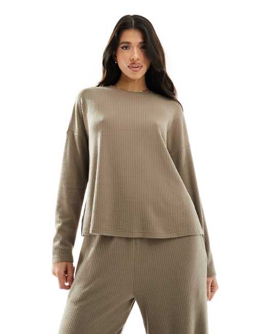 ASOS DESIGN – Weiches, geripptes Lounge-Set aus Sweatshirt und Hose in Braun, 2 von 4