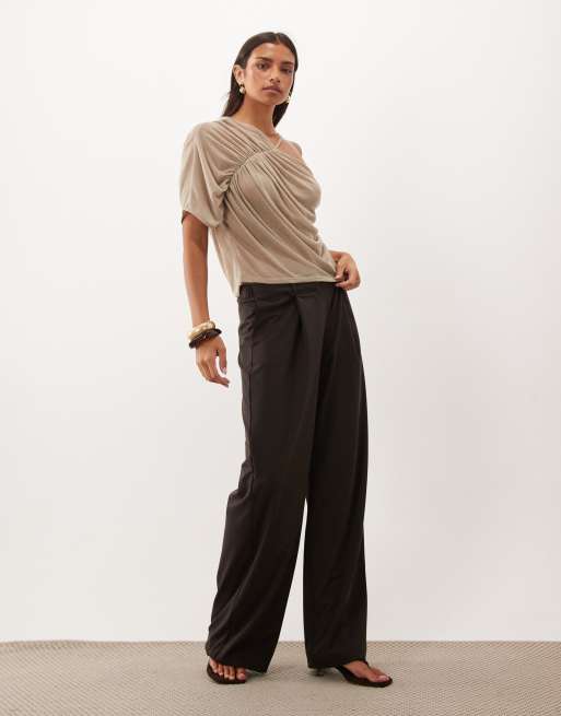 ASOS DESIGN weiches, halbtransparentes One-Shoulder-Oberteil mit Raffung in verwaschenem Khaki, 2 von 4