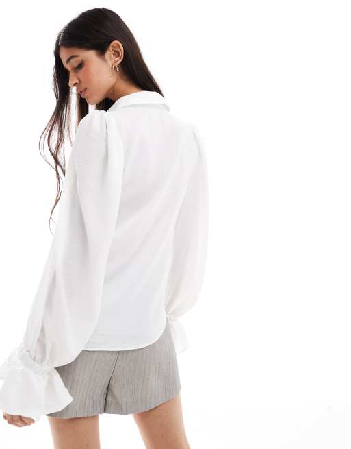 ASOS DESIGN – Weiches Hemd in Elfenbein mit weiten Ärmeln und Bündchen mit Rüschen, 3 von 4
