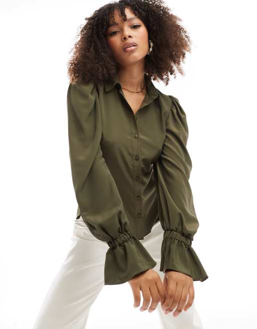 ASOS DESIGN – Weiches Hemd in Khaki mit weiten Ärmeln und Bündchen mit Rüschen